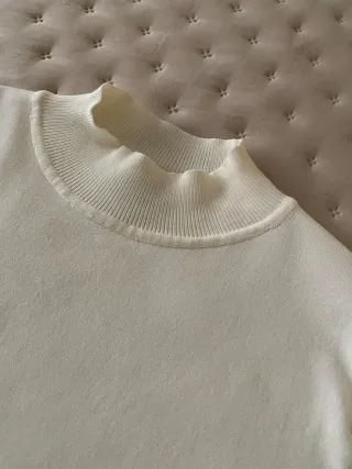 Jersey fino cuello alto manga acampanada