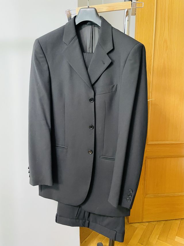 Traje de chaqueta negro y gris