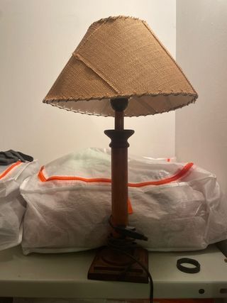 Lámpara de mesa madera y yute