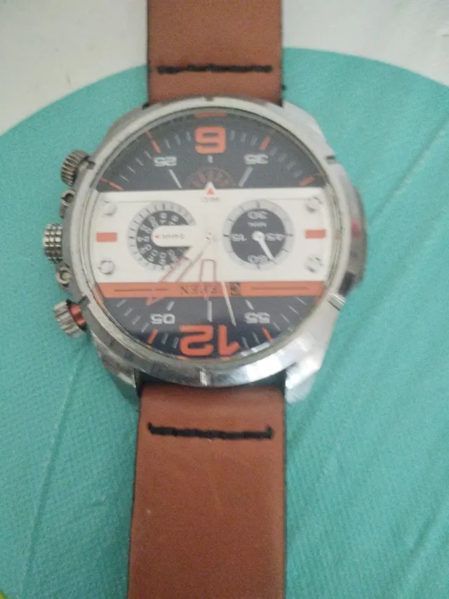 Reloj de pulsera macizo