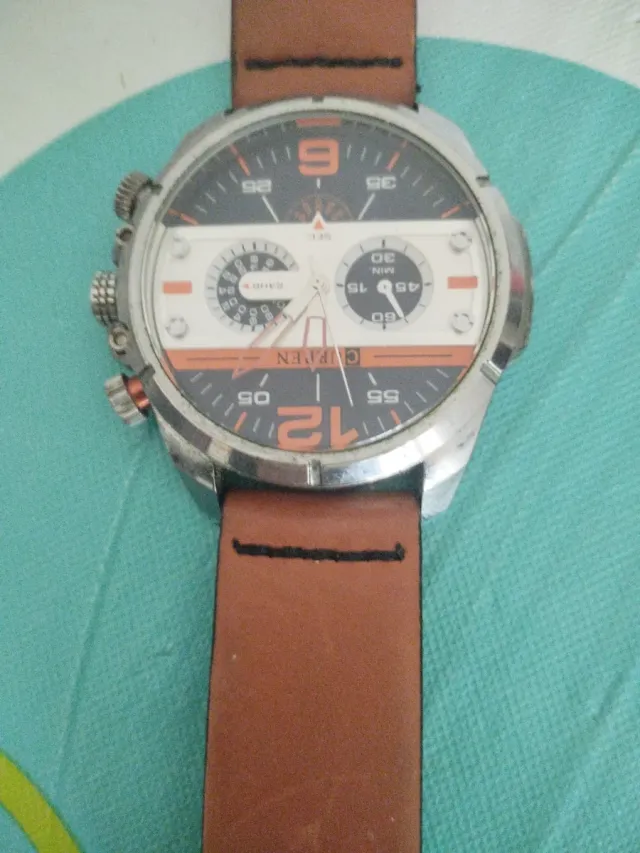 Reloj de pulsera macizo