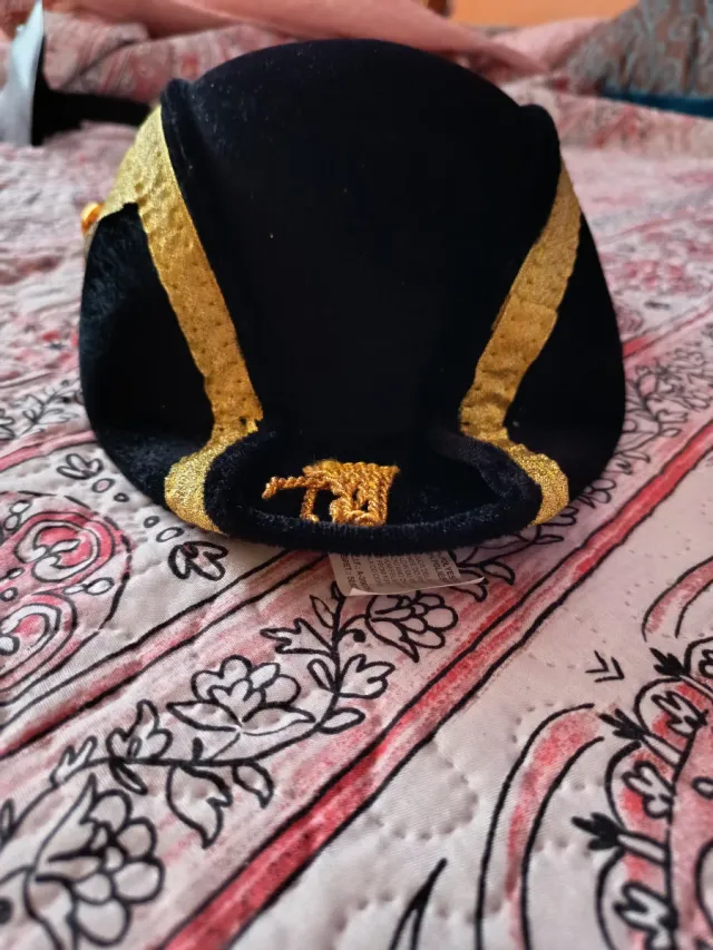 Sombrero negro con detalles dorados
