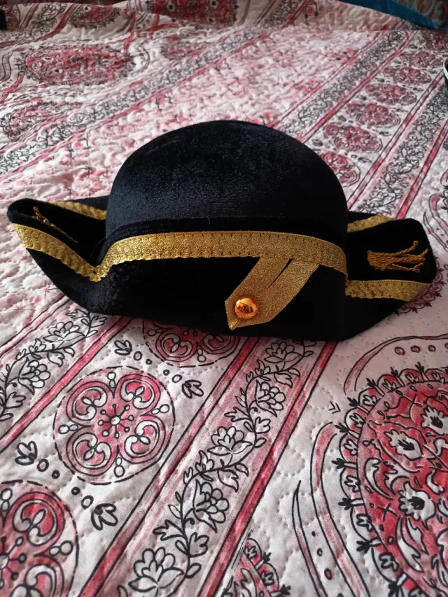 Sombrero negro con detalles dorados