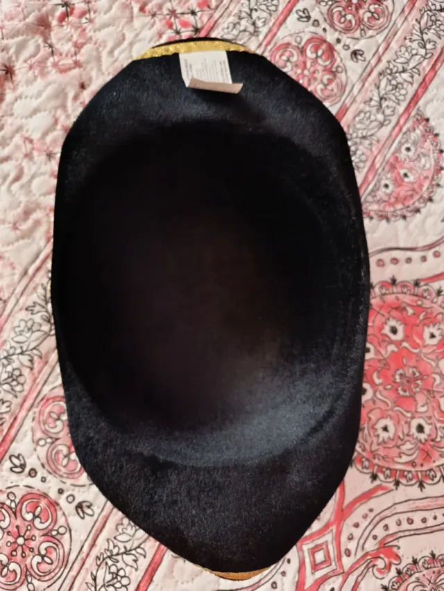 Sombrero negro con detalles dorados