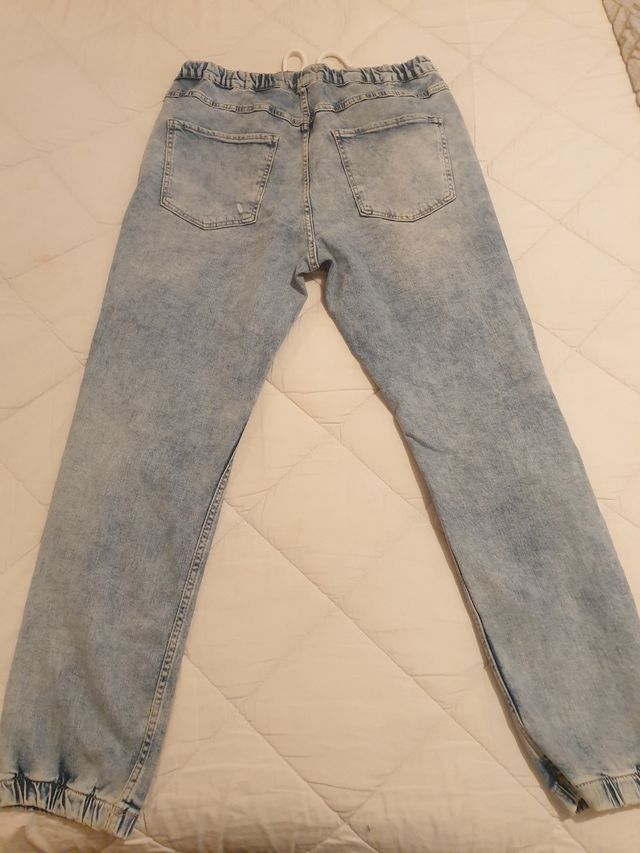 Pantalones largos Pull&Bear.