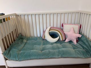 Cuna, colchón y barrera para bebé