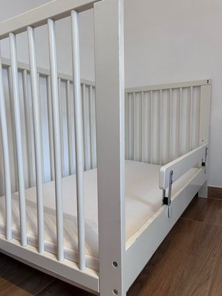 Cuna, colchón y barrera para bebé