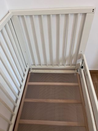 Cuna, colchón y barrera para bebé