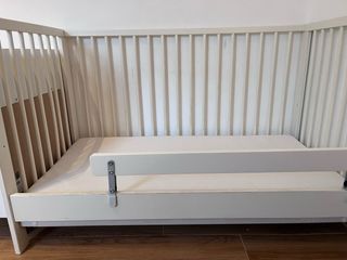 Cuna, colchón y barrera para bebé