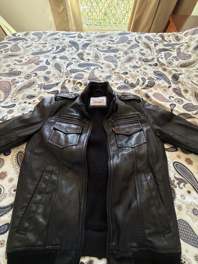 Chaqueta Levi's Negra Forrada  100% poliester