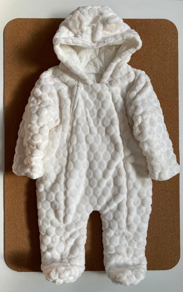 Buzo de bebé blanco con capucha