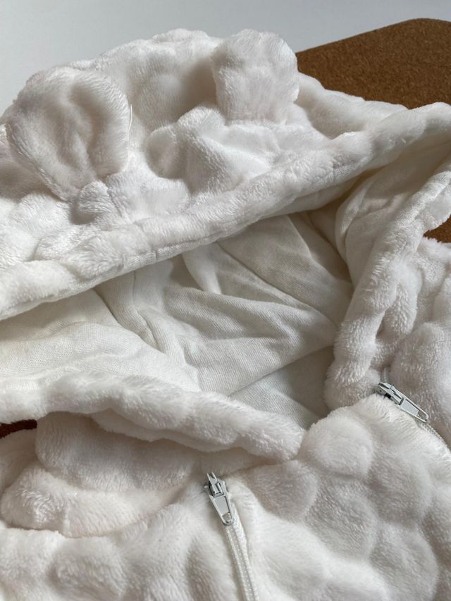 Buzo de bebé blanco con capucha