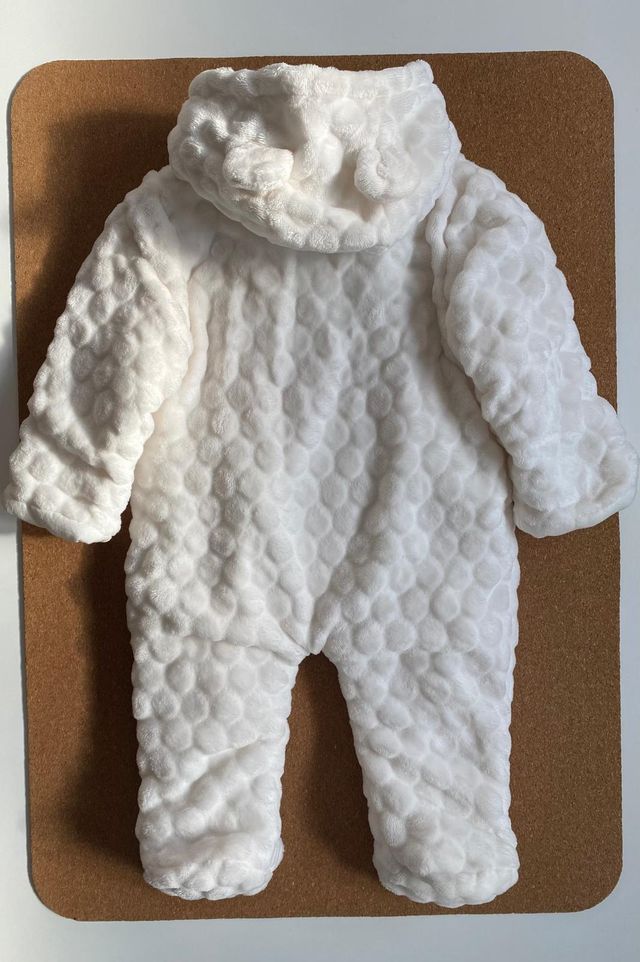 Buzo de bebé blanco con capucha