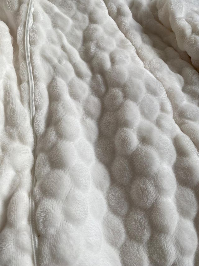 Buzo de bebé blanco con capucha