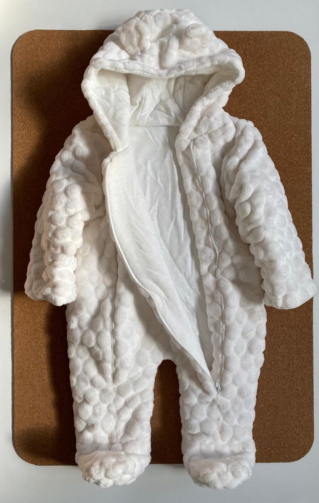 Buzo de bebé blanco con capucha