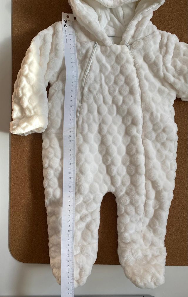 Buzo de bebé blanco con capucha