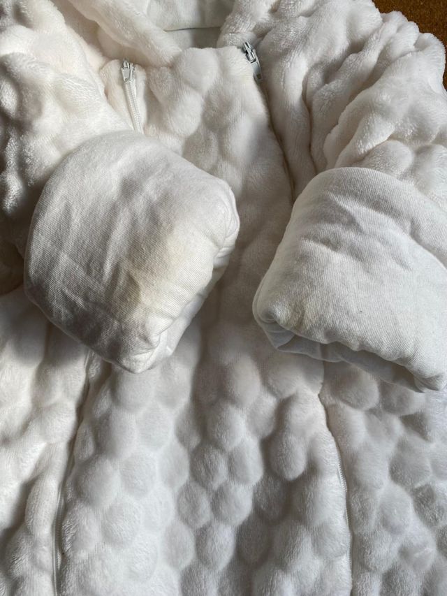 Buzo de bebé blanco con capucha