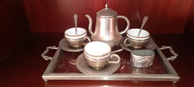 Juego de café de metal y porcelana