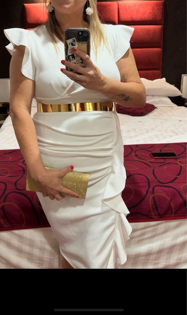 Vestido blanco con fruncido en la barriga