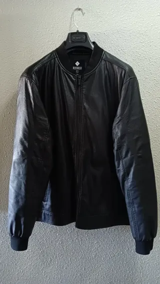 Cazadora negra marca Tex.