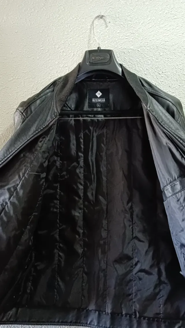 Cazadora negra marca Tex.