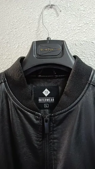 Cazadora negra marca Tex.