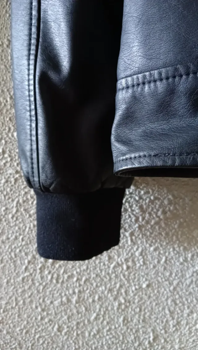 Cazadora negra marca Tex.