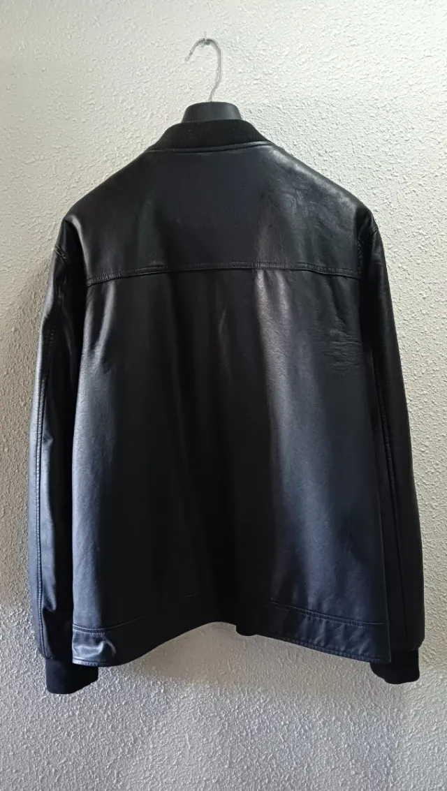 Cazadora negra marca Tex.