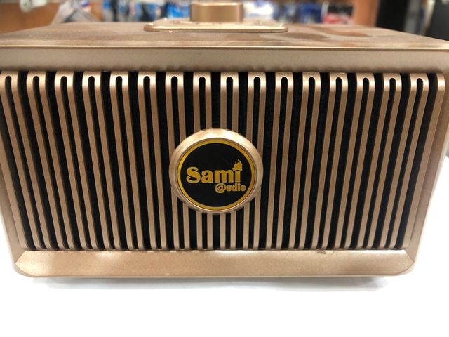 Radio Retro Sami Dorada y Negra