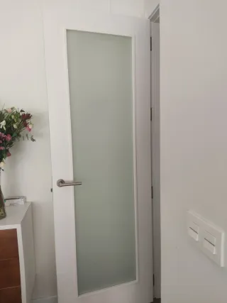 Puerta lacada blanco con cristal al ácido