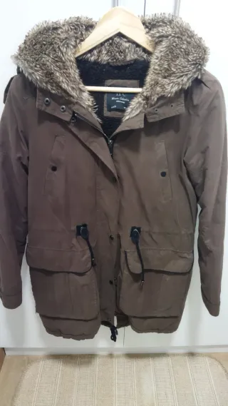 Abrigo parka marrón con capucha