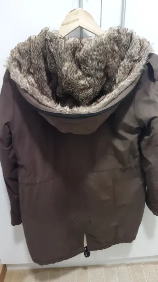 Abrigo parka marrón con capucha