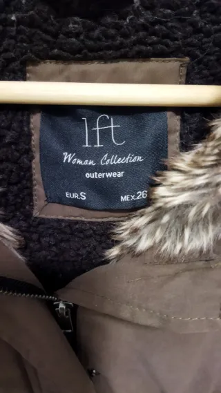 Abrigo parka marrón con capucha