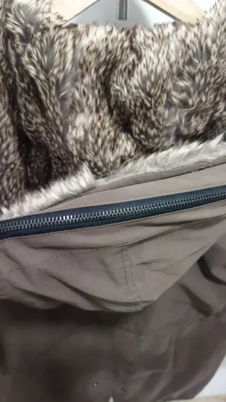 Abrigo parka marrón con capucha