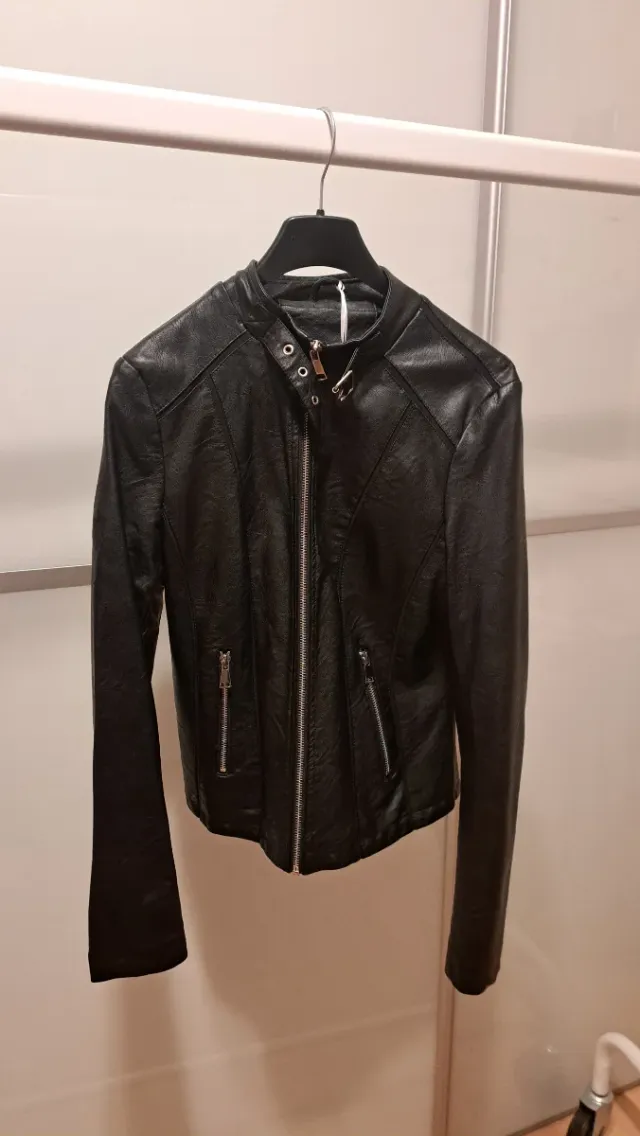 Chaqueta negra efecto piel