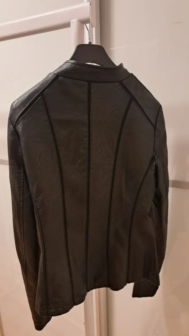 Chaqueta negra efecto piel