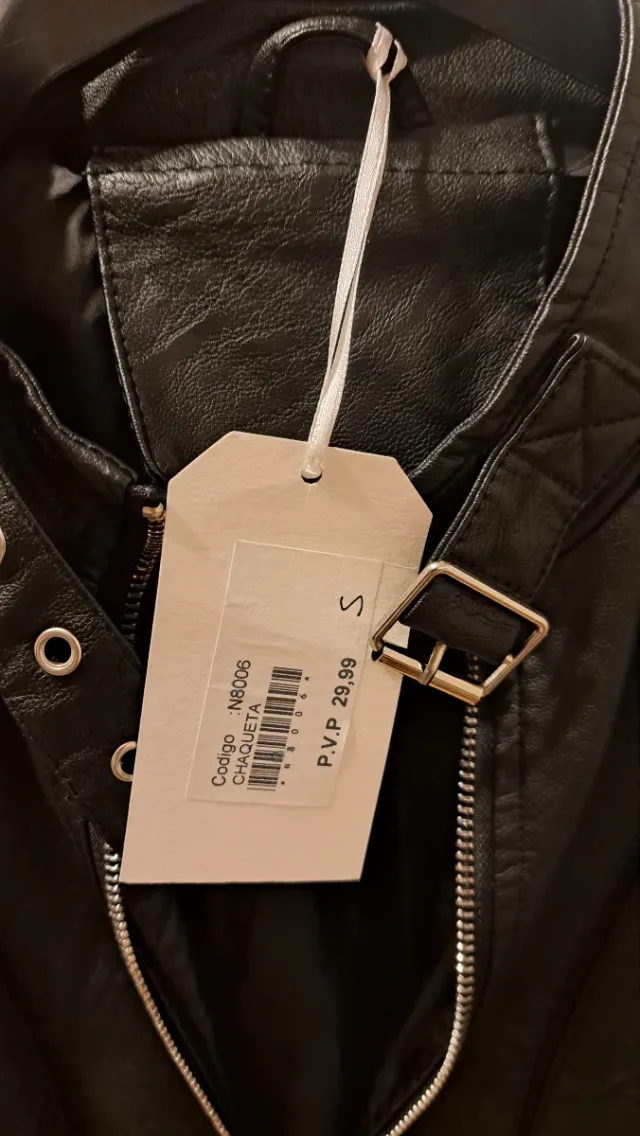 Chaqueta negra efecto piel