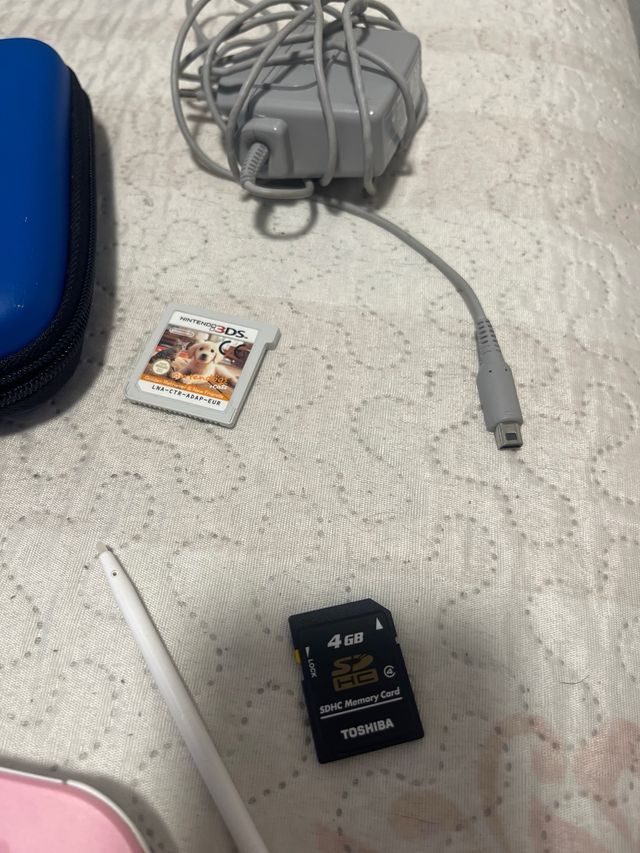 Nintendo 2DS Rosa con Accesorios, todo original .