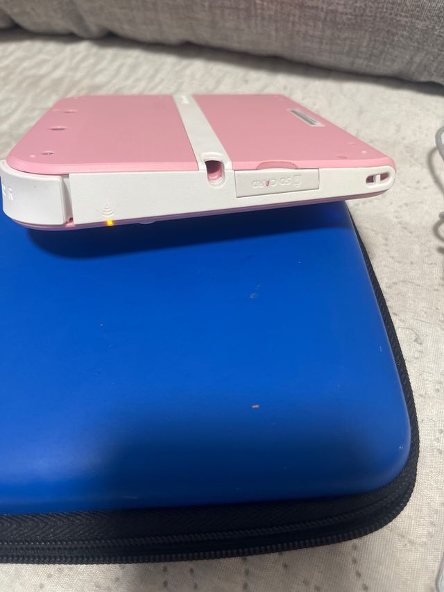 Nintendo 2DS Rosa con Accesorios, todo original .