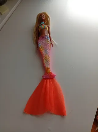 Barbie sirena arcoíris. Para agua.