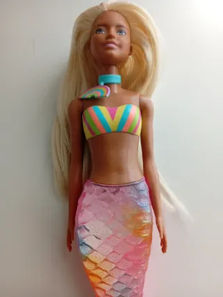 Barbie sirena arcoíris. Para agua.
