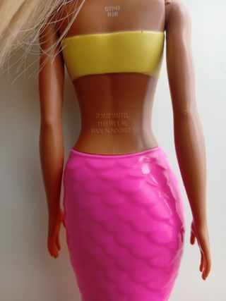 Barbie sirena arcoíris. Para agua.