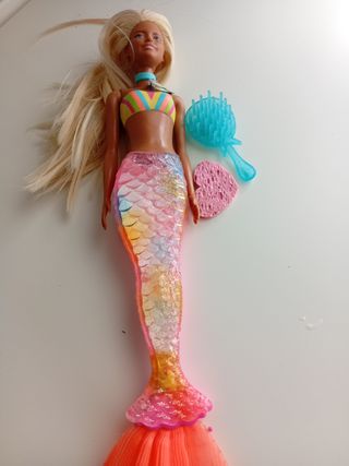 Barbie sirena arcoíris. Para agua.