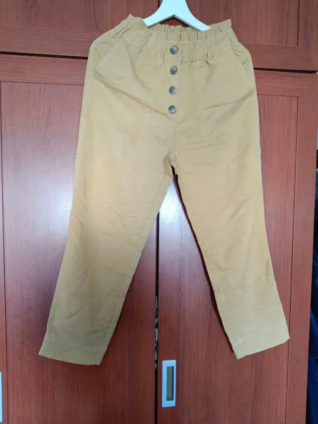 Pantalón amarillo con botones