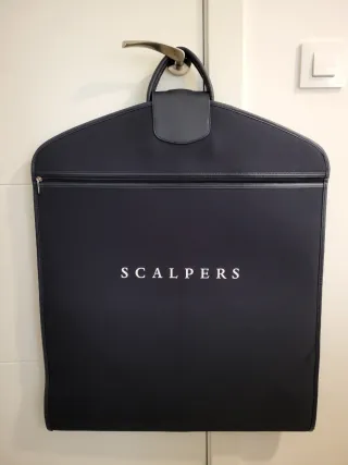 Portatrajes marca Scalpers, talla L, color azul.