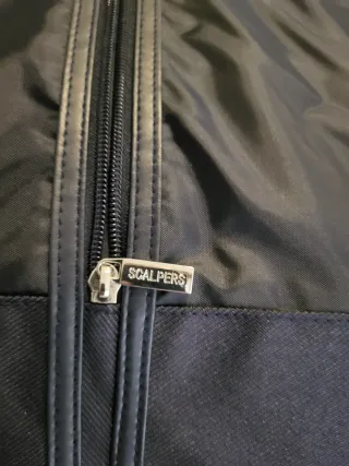 Portatrajes marca Scalpers, talla L, color azul.