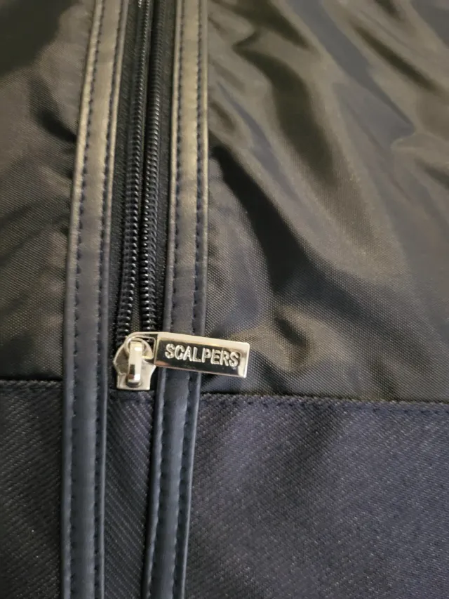 Portatrajes marca Scalpers, talla L, color azul.