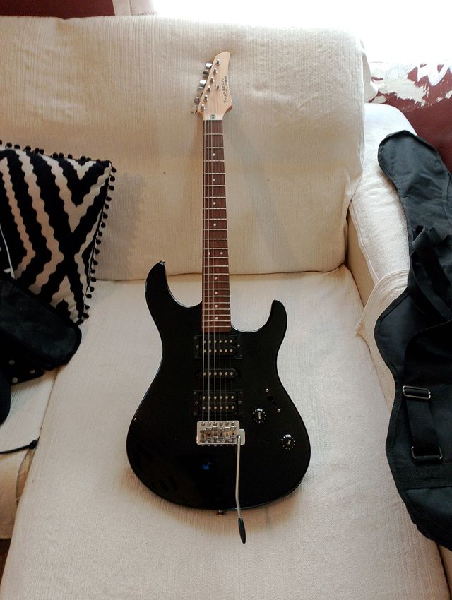 Guitarra Eléctrica Yamaha Tourgear Negra+funda