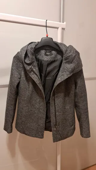 Abrigo corto ONLY gris con capucha