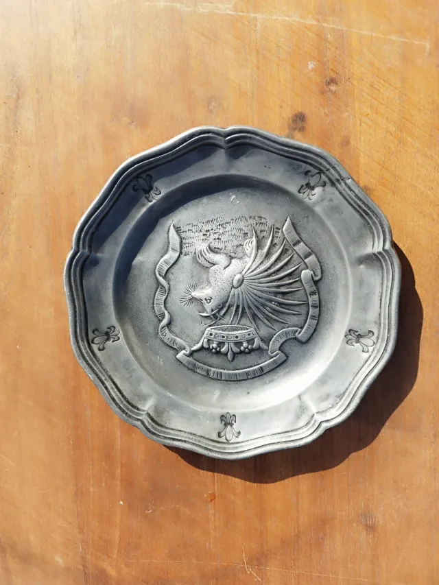 Plato de estaño con grabado